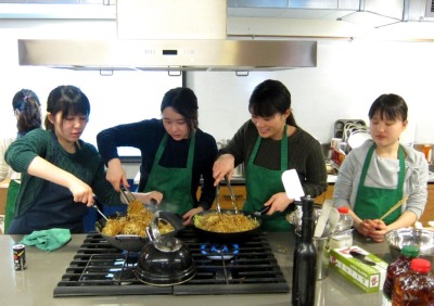 Making yakisoba (fried noodles)